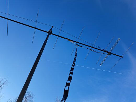 PE1ITR antenna against a blue sky